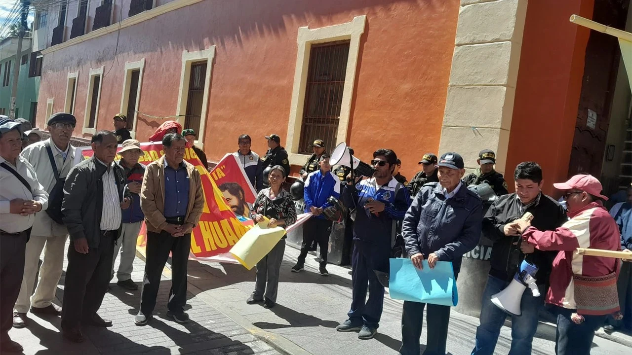 Docentes cesantes marchan en Ayacucho para exigir pensiones dignas y advierten paro nacional - Perú