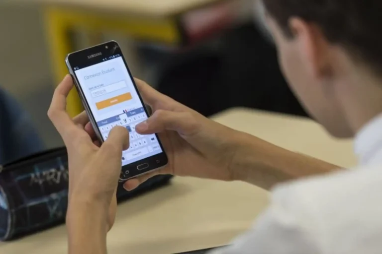 Restringen uso de celulares en colegios para mejorar el aprendizaje y prevenir ciberacoso - Perú