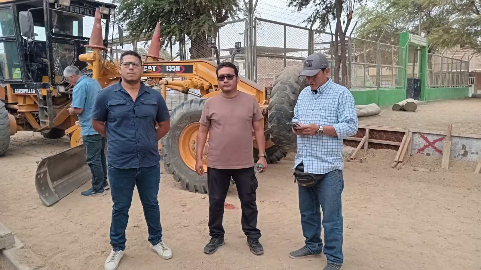 Piura: Proveedores protestan por falta de pago en obra de pistas y veredas en Veintiséis de Octubre