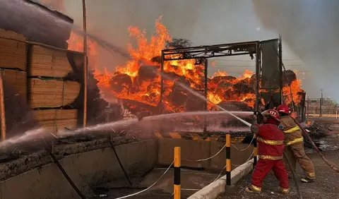 Ica: bomberos lucharon contra dantesco incendio que consumió un almacén completo en fundo