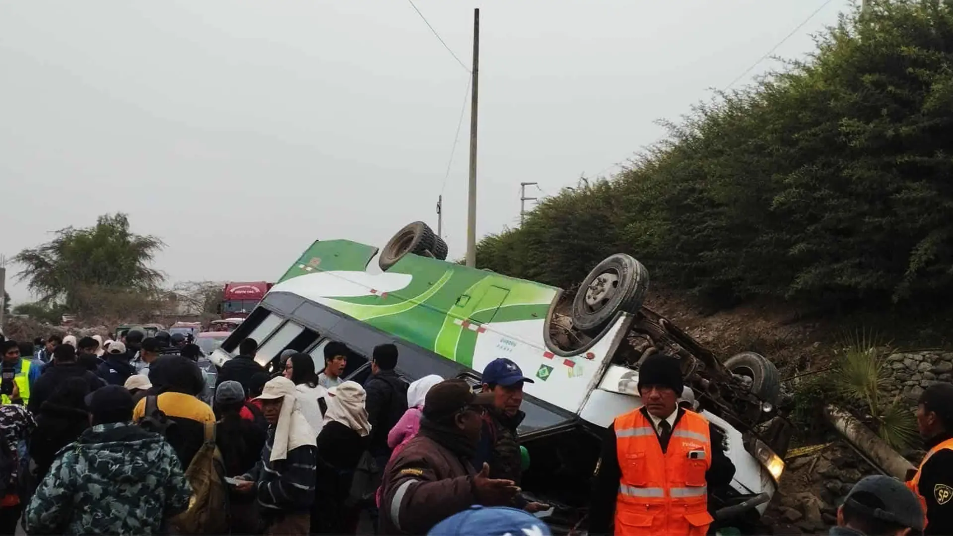 Ica: microbús lleno de obreros de la agroexportación se vuelca y deja varios heridos