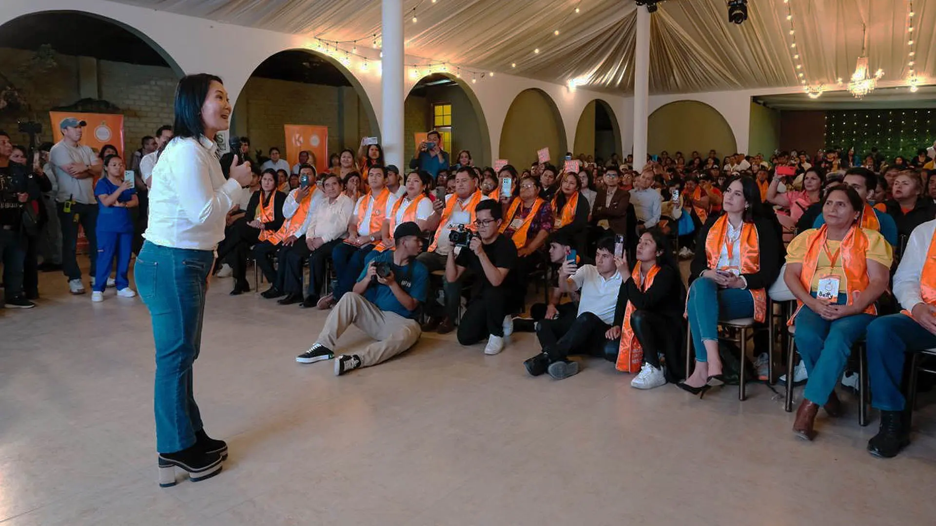 Keiko Fujimori gradúa a más de 150 miembros de su 'Escuela Naranja' en Ica