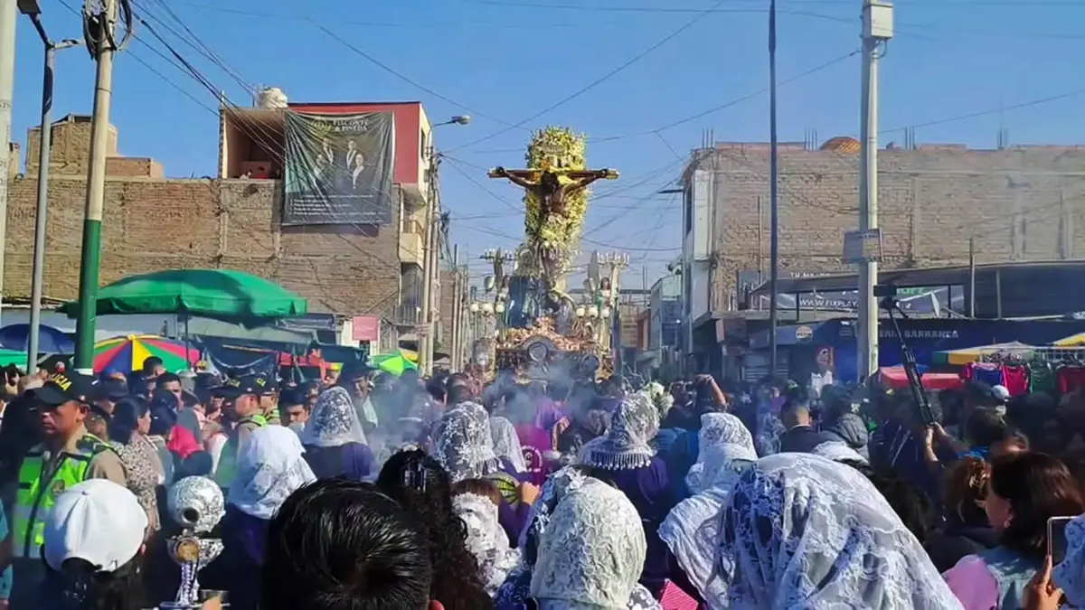 Señor de Luren recorre el centro de Ica por casi 18 horas de procesión