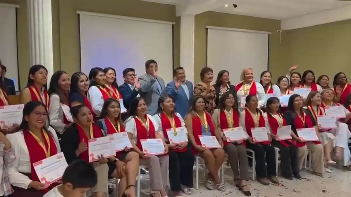 Caja Ica y Centrum PUCP anuncian su escuela de negocios para mujeres emprendedoras en Ayacucho y Lima en 2026