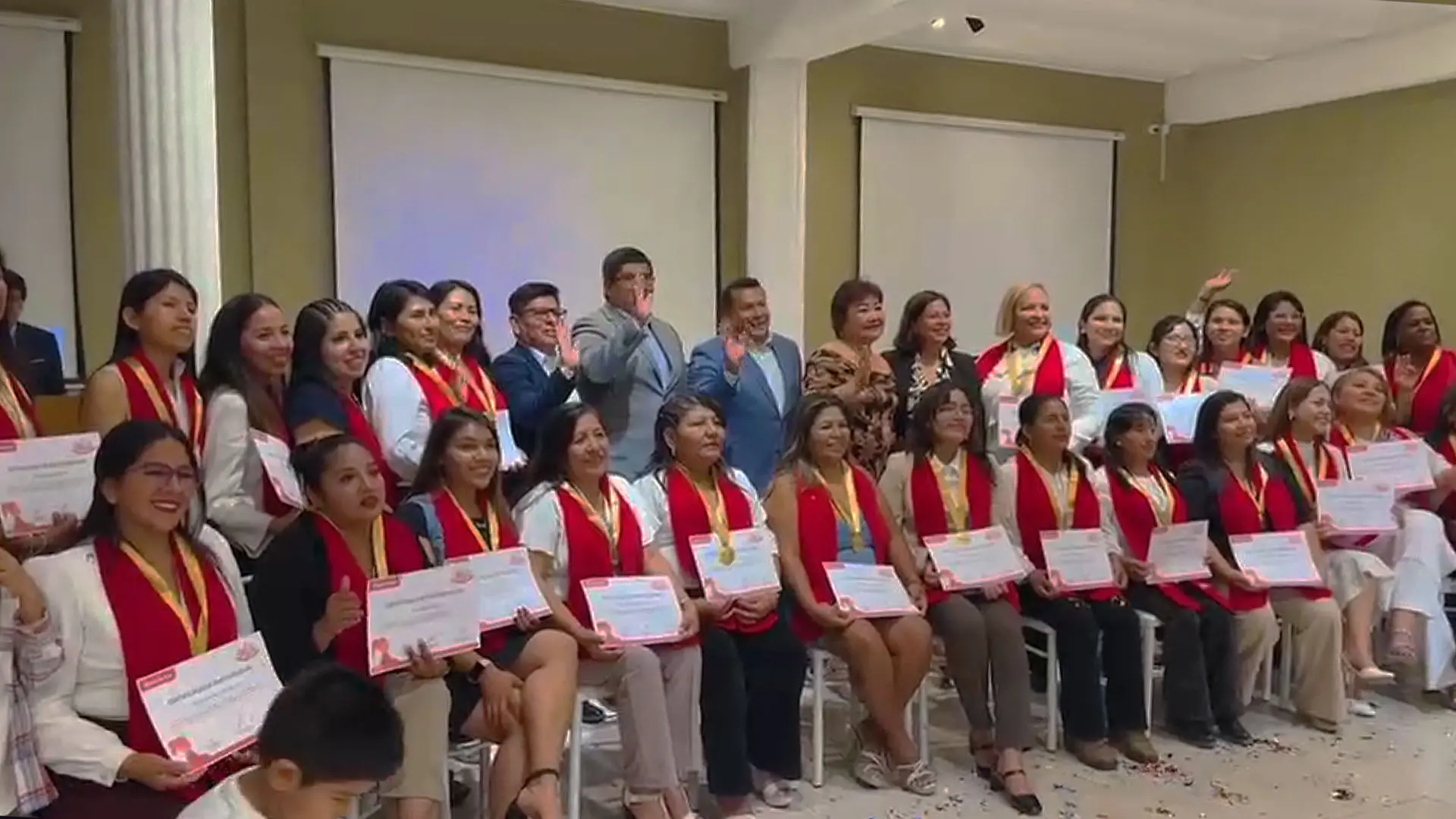 Caja Ica y Centrum PUCP anuncian su escuela de negocios para mujeres emprendedoras en Ayacucho y Lima en 2026