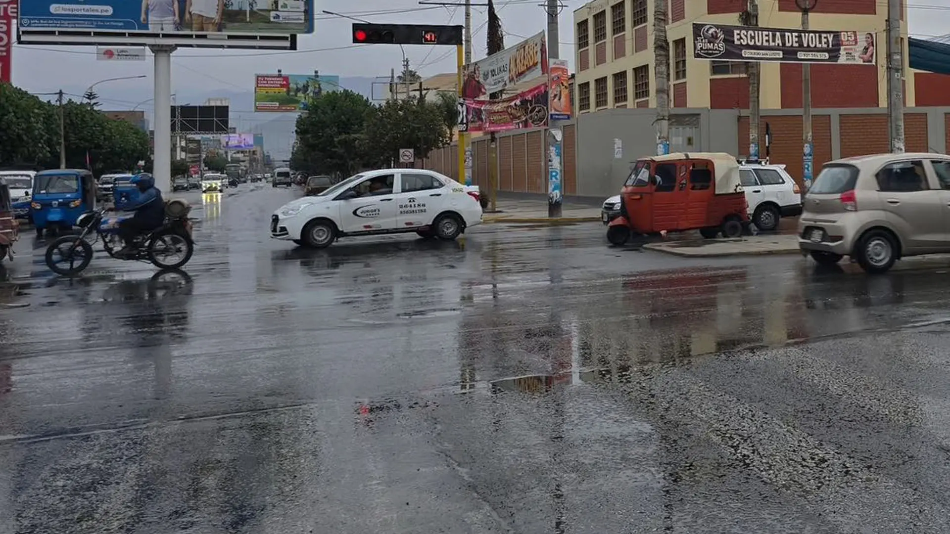 Ica amaneció con intensas lluvias este 5 de enero y causó aniegos, apagones y suspensión de labores