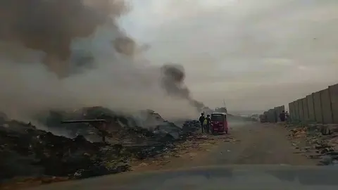 Incendio activo en el botadero Lomo Largo de La Tinguiña, Ica, afectando la calidad del aire.