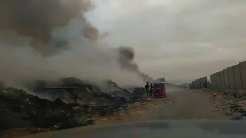 Incendio activo en el botadero Lomo Largo de La Tinguiña, Ica, afectando la calidad del aire.
