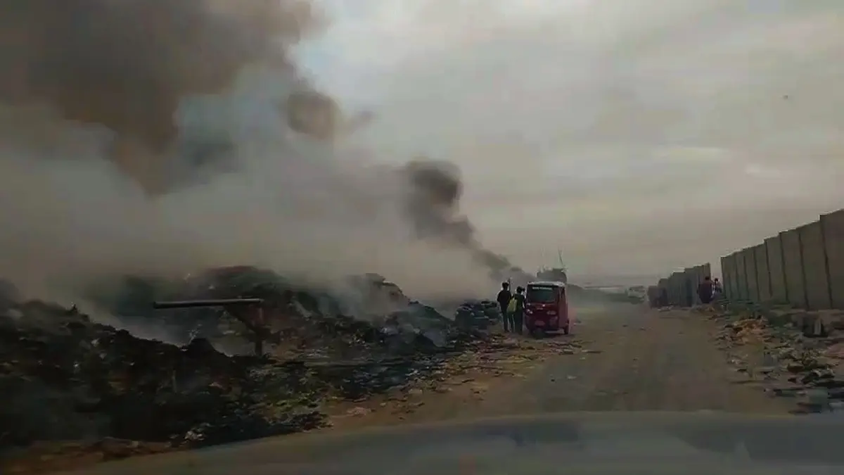 Incendio activo en el botadero Lomo Largo de La Tinguiña, Ica, afectando la calidad del aire.