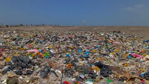 OEFA multa a la Municipalidad de Paracas por incendiar toneladas de su basura en botadero