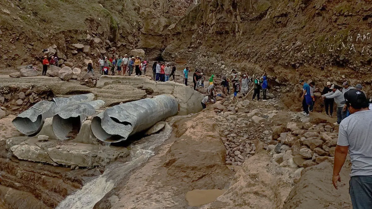 Ica: pobladores hacen faena comunal para empalmar vía destrozada por huaicos