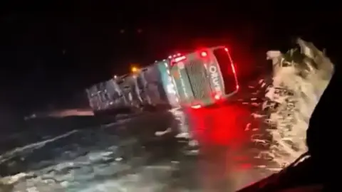 Ultimo minuto en Ica: bus interprovincia se voltea por huaicos en la Panamerican Sur