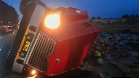 Ica: Camión de gaseosas se vuelca en el km 337 de la Panamericana Sur, en Ocucaje