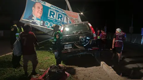 Ica: Camioneta se estrella contra poste publicitario y conductor termina en comisaría