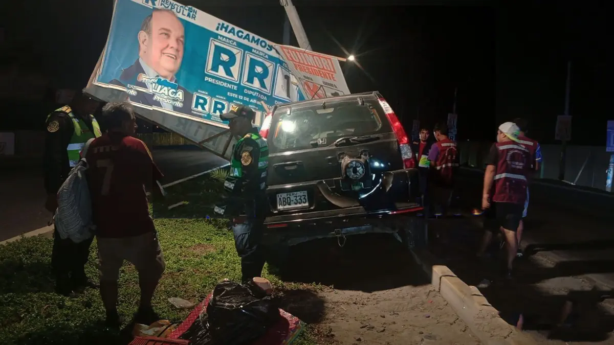 Ica: Camioneta se estrella contra poste publicitario y conductor termina en comisaría