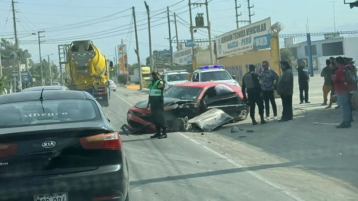 Ica: conductor choca auto deportivo Camaro por alcance contra un trailer