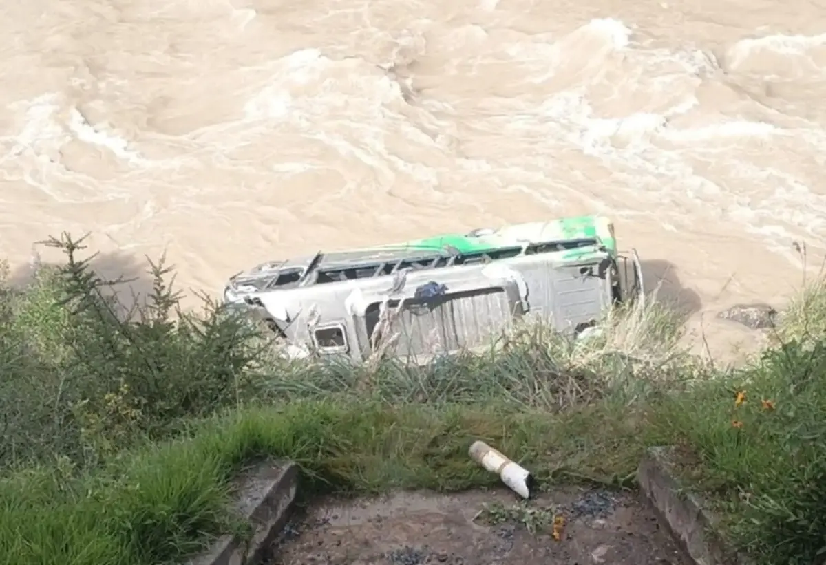Junín: Bus de orquesta cae al río Mantaro dejando un fallecido y 30 heridos