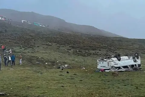 Lima: Ocho muertos y doce heridos graves tras bus caer a abismo en Casapalca