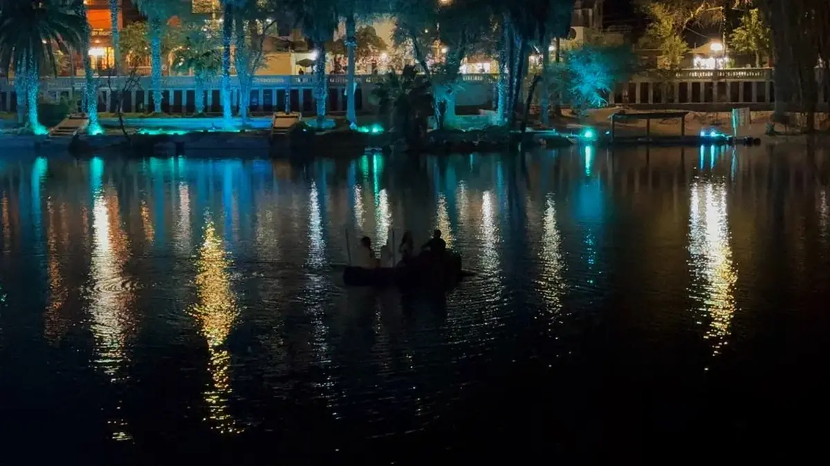 Pasean a oscuras a Miss Universo Fátima Bosch en Huacachina y desata lluvia de críticas por papelón