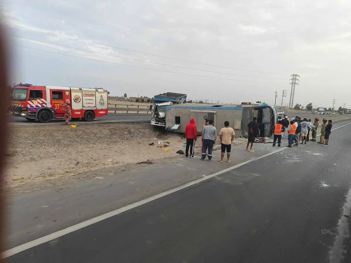 Pisco: Choque de bus turístico y camión deja un muerto y 15 heridos