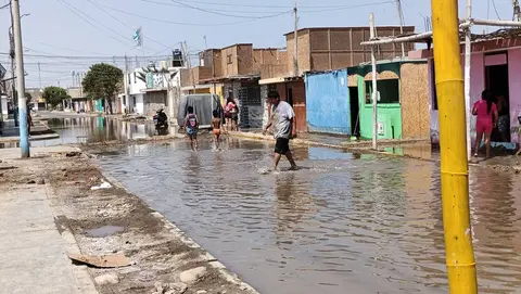 Pisco: Desborde de acequia inunda 15 viviendas y vecinos denuncian olvido desde el 2011