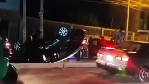 Chofer se fuga tras volcar camioneta rumbo a Huacachina y abandona a su acompañante herida
