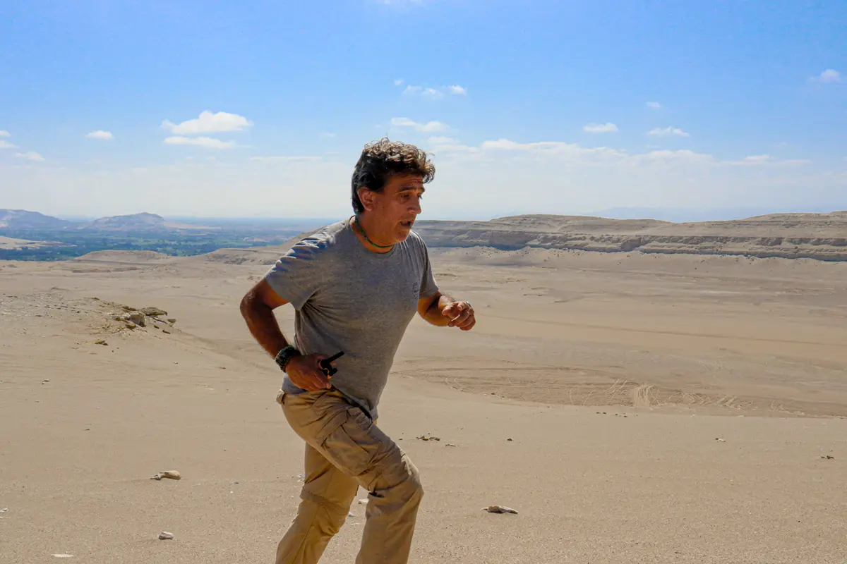 Manolo del Castillo desafía el desierto de Ica con una imponente flota todoterreno para Reportaje al Perú