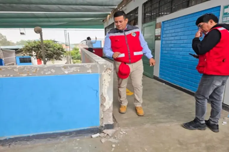 Personal del Ministerio de Educación inspeccionando daños en una institución educativa en Ica.