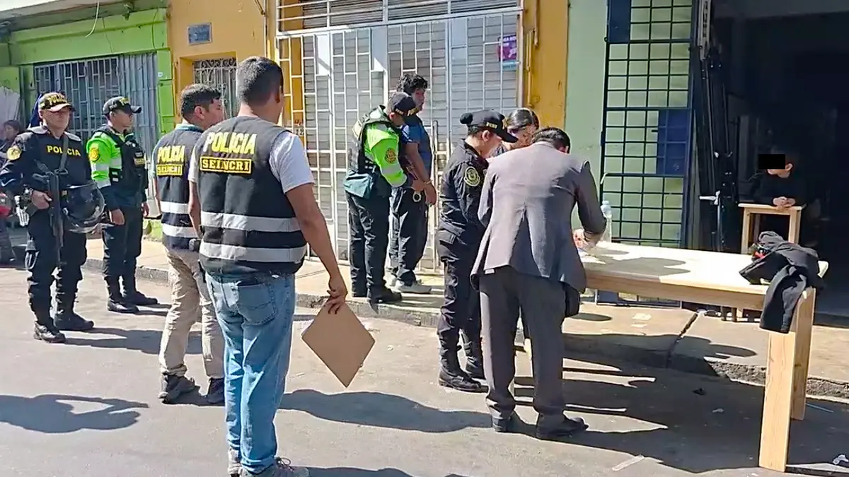 Policía allana locales en la "Cachina de Ica" por venta ilegal de celulares robados