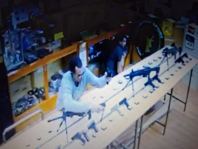 Surco: Delincuentes roban 37 armas de fuego en centro comercial La Alborada