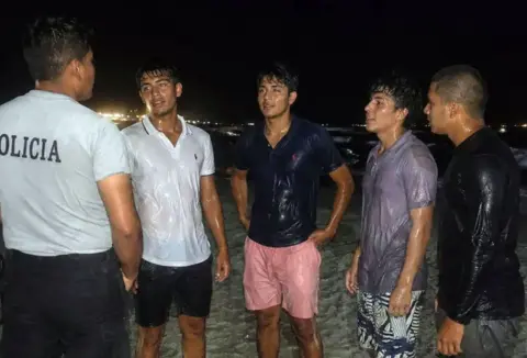Ica: Policía rescata a seis personas tras naufragio de catamarán en Paracas