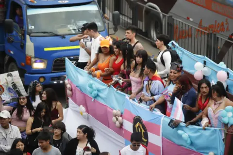 Lima: Miles de personas marchan por el Día del Orgullo LGTBI en el centro