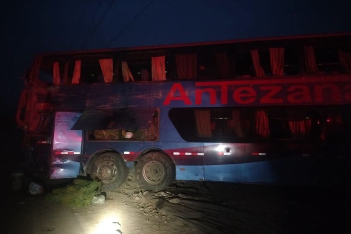 Ica: Dos fallecidos y 20 heridos tras despiste de bus en vía Los Libertadores