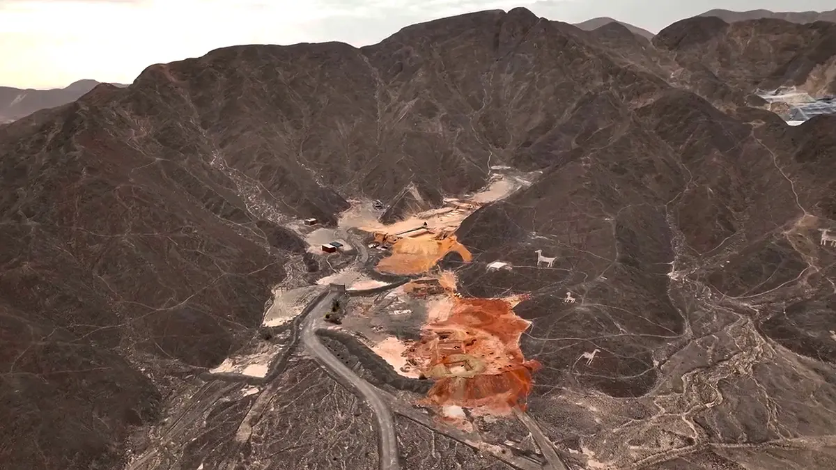 Impactante reportaje capta botaderos de basura y minería ilegal junto a las Líneas de Nasca