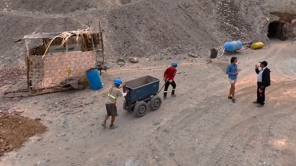 Impactante reportaje capta botaderos de basura y minería ilegal junto a las Líneas de Nasca