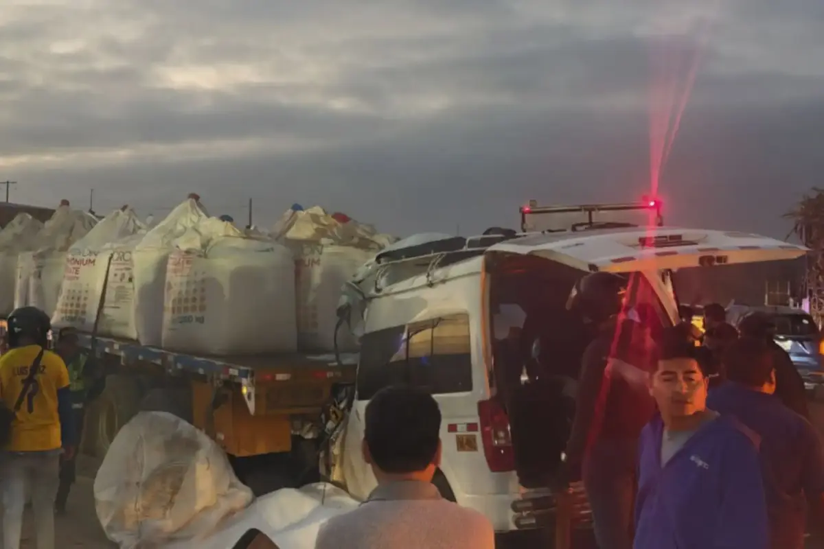 Lima: Siete fallecidos tras choque de miniván contra tráiler en Panamericana Norte