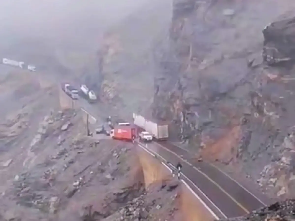 Arequipa: Huaico bloquea la Panamericana Sur en el sector de Quebrada Honda