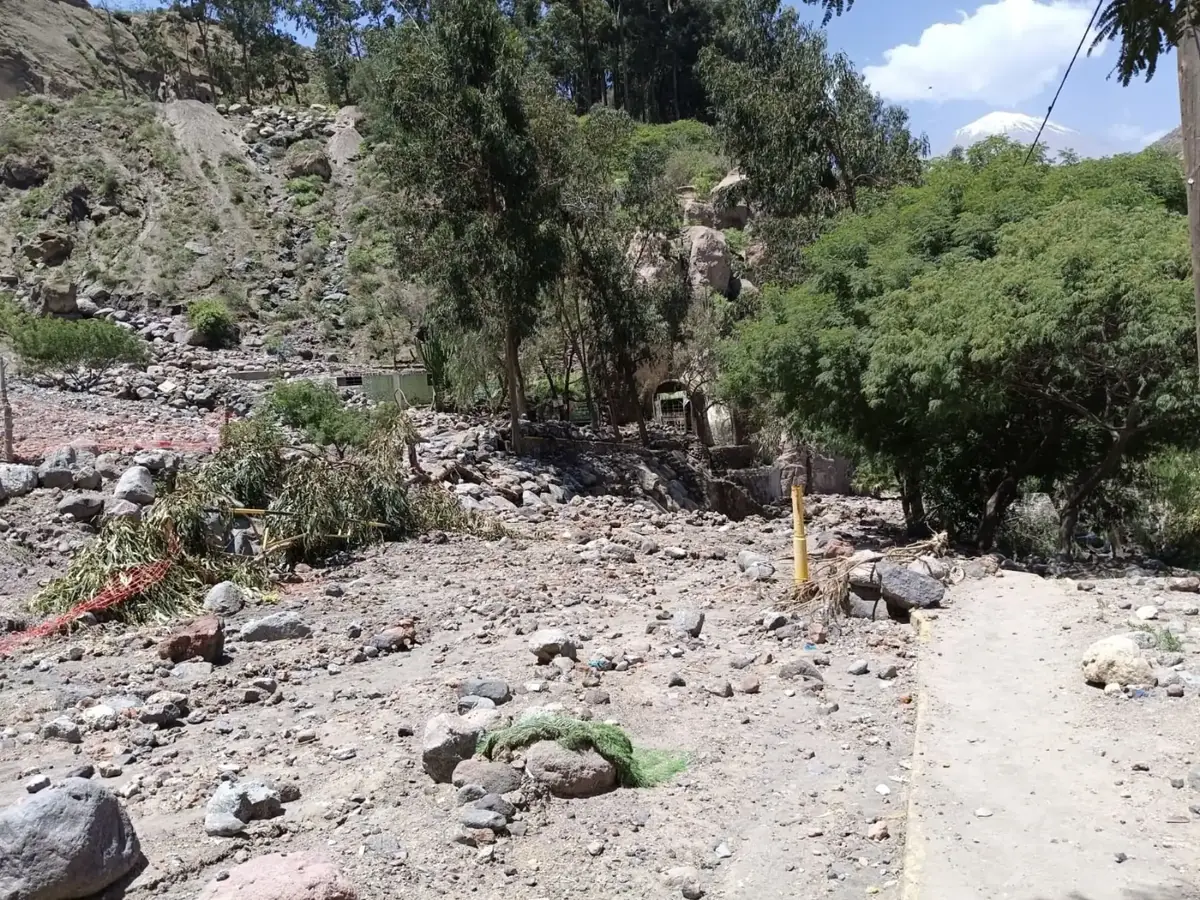 Arequipa: Mujer fallece tras descompensarse mientras cruzaba zona afectada por huaicos en Atico