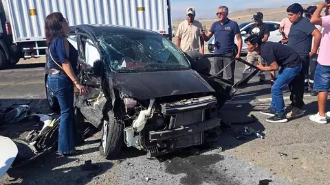 Chofer queda atrapado tras violento choque de auto y camioneta en Panamericana Sur en Ica