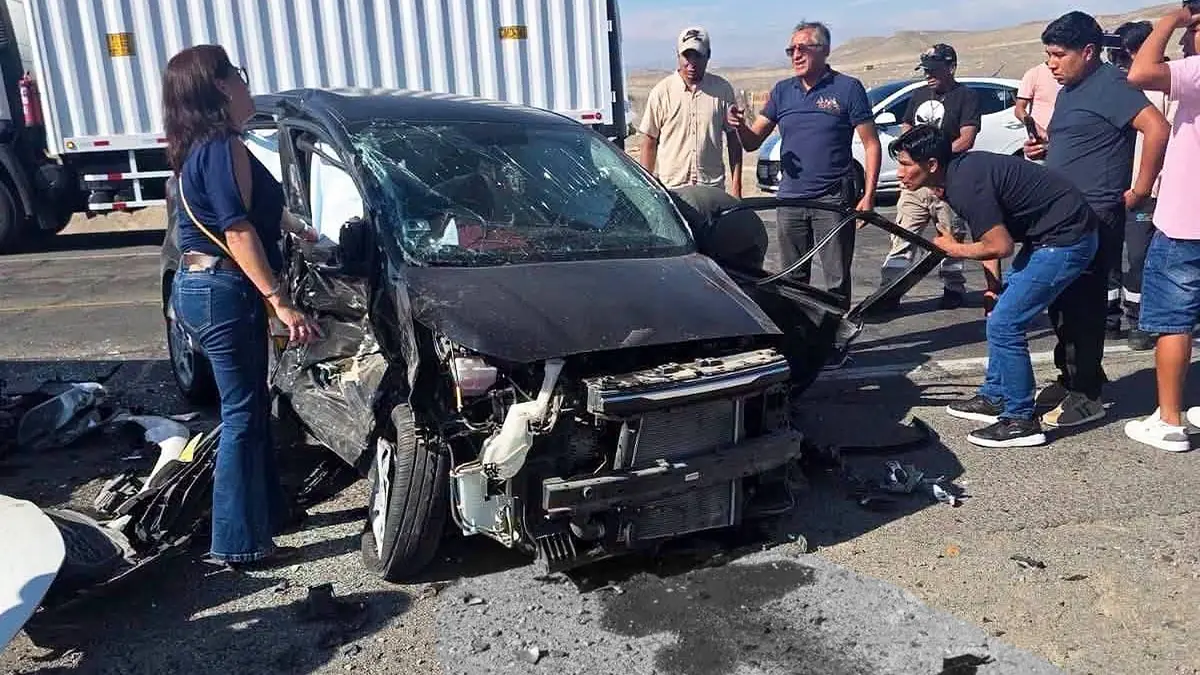 Chofer queda atrapado tras violento choque de auto y camioneta en Panamericana Sur en Ica