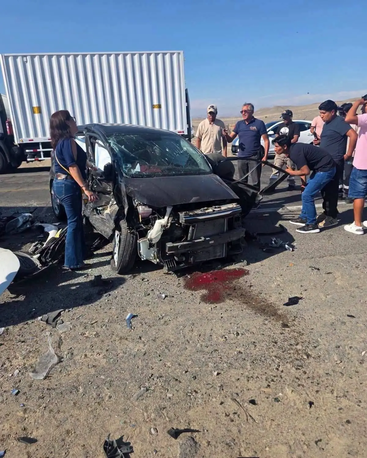 Chofer queda atrapado tras violento choque de auto y camioneta en Panamericana Sur en Ica