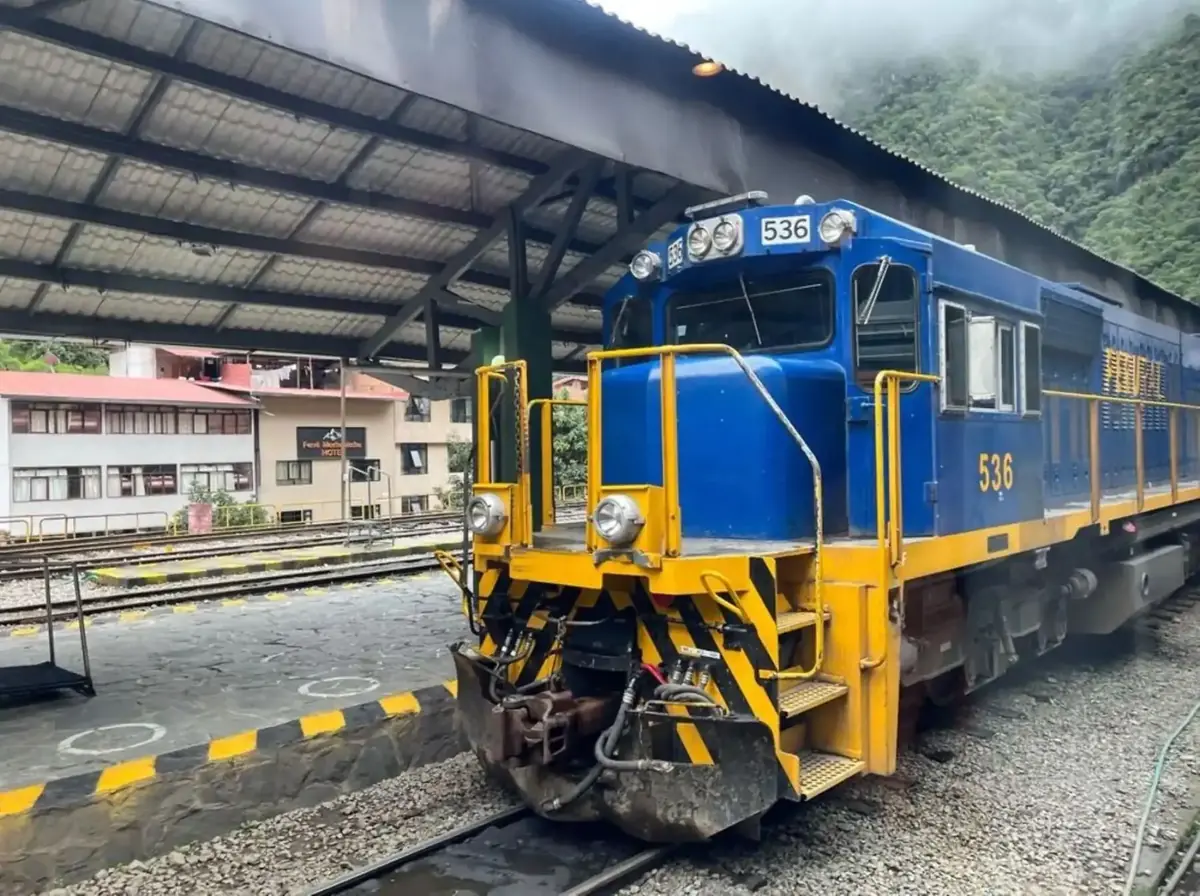 Cusco: Incendio forestal suspende operaciones ferroviarias en la ruta Ollantaytambo-Machu Picchu