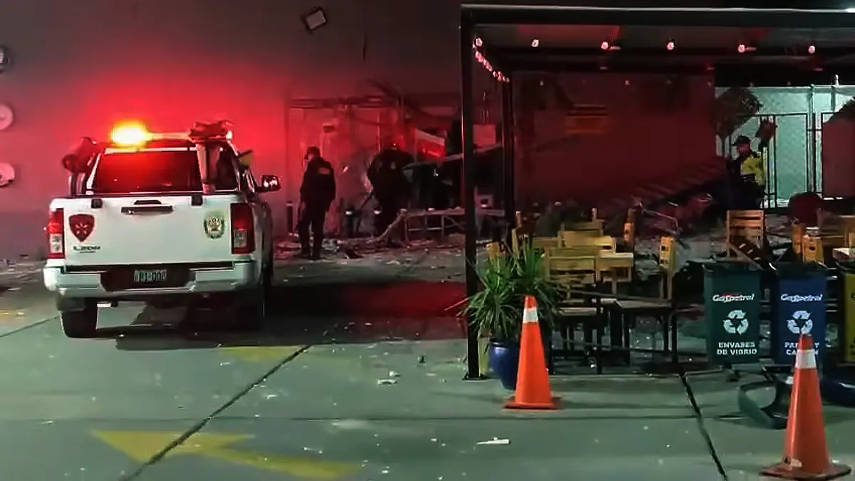 Delincuentes hacen explotar cajeros de BCP y Scotiabank dentro de grifo y escapan con el dinero en Ica