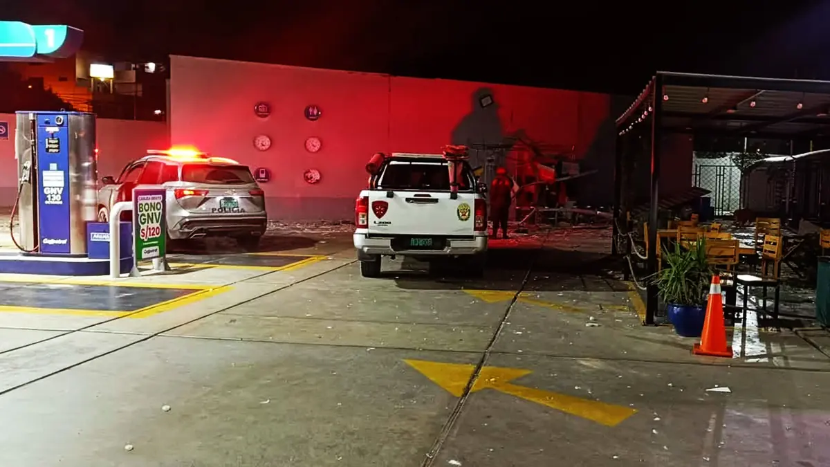 Delincuentes hacen explotar cajeros de BCP y Scotiabank dentro de grifo y escapan con el dinero en Ica