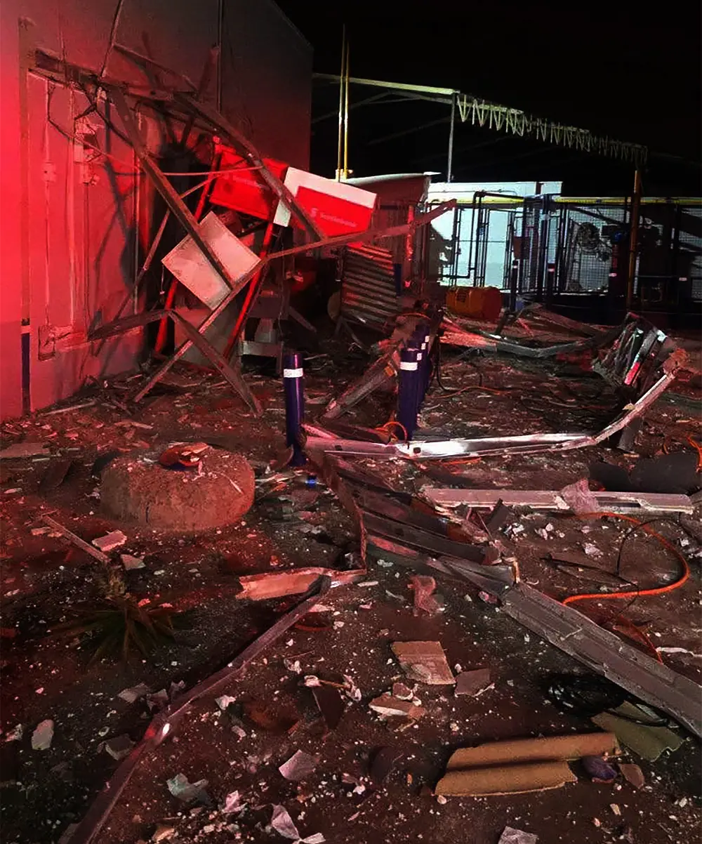 Delincuentes hacen explotar cajeros de BCP y Scotiabank dentro de grifo y escapan con el dinero en Ica