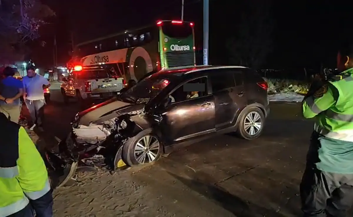 Dos hombres mueren tras impactar su vehículo contra un ficus en la Panamericana Sur, en Ica