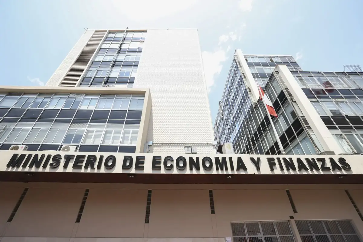 Gobierno elevará sueldo mínimo a 1,300 soles y creará cuatro comisiones de reforma