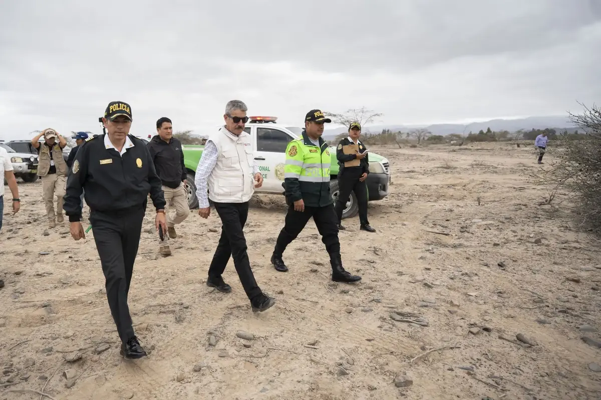 Ica: Ministro de Comercio Exterior supervisa investigaciones tras accidente aéreo en Nasca