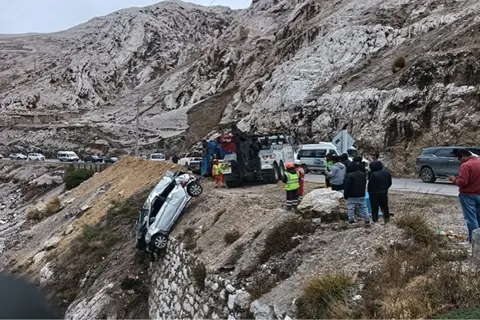 Junín: Tres personas mueren tras despiste de automóvil hacia el río Mantaro