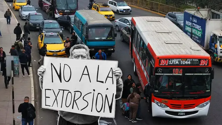 Transportistas cancelan paro contra extorsiones tras 'rescate financiero': pagarán solo 10% de multas millonarias